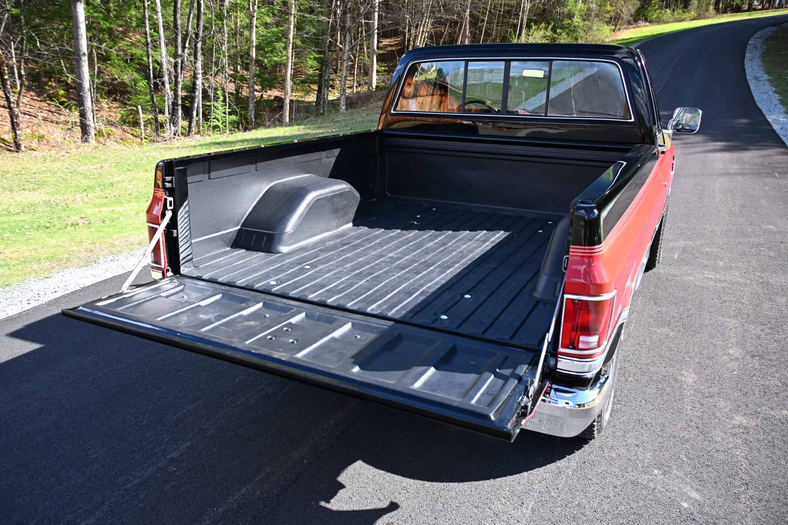 1986 Chevrolet SILVERADO — Exterior view of a classic car pickup truck bed with black and red paint.
