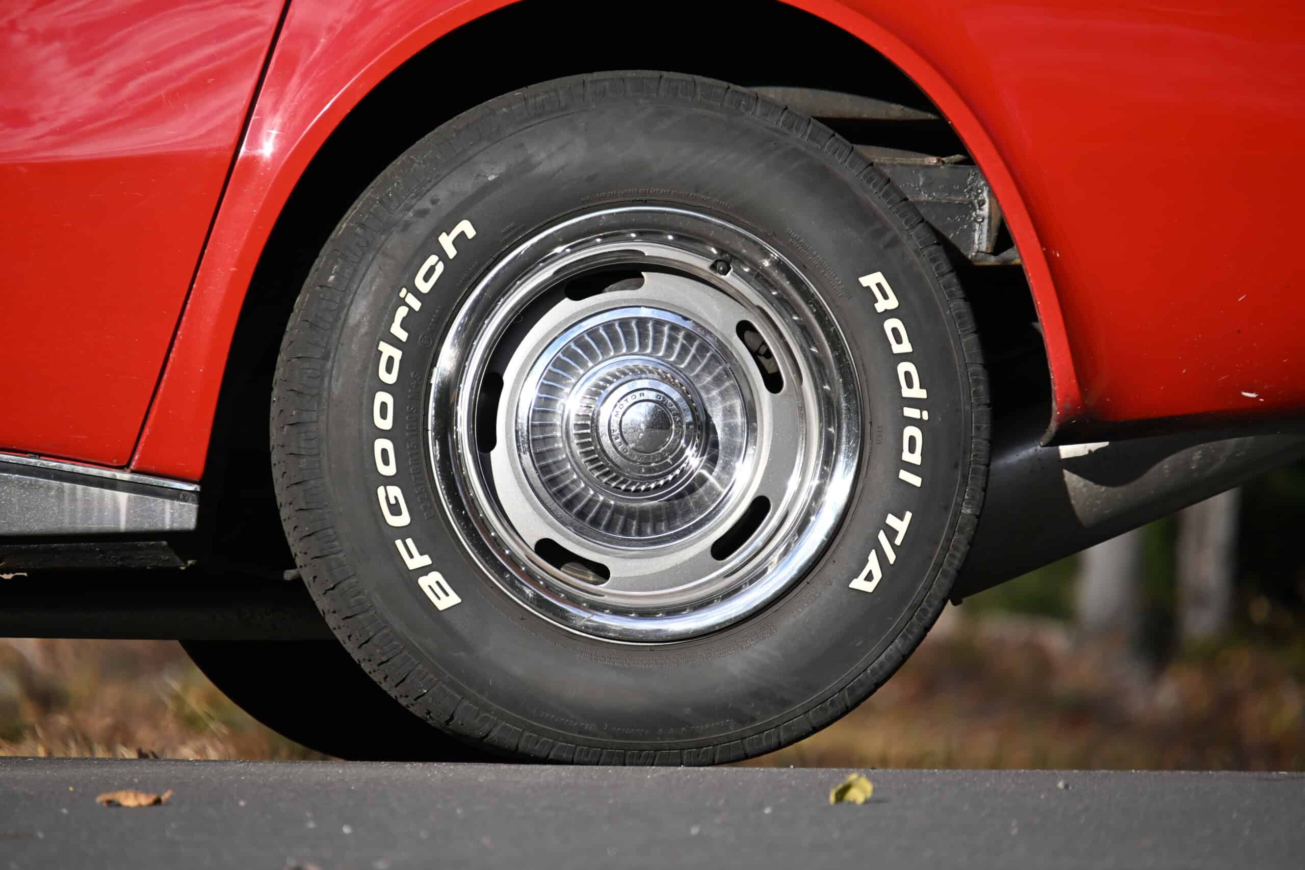 1972 Chevrolet corvette — Close-up of classic car wheel with chrome hubcap and black tire.